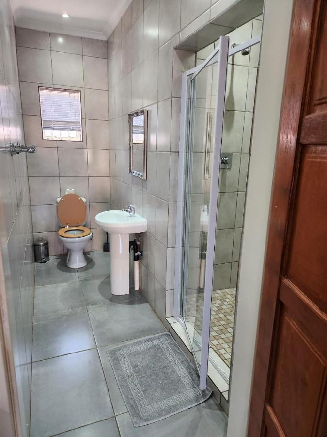 Suits Guest House & Bar Carletonville Exterior foto